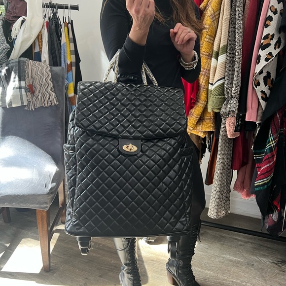 ✨✨LAST ONE ✨Quilted Faux leather Fabulous Travel Rolling bag - Picture 2 of 10